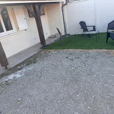 Holiday home Charmante Maisonnette Entre Bordeaux Et Saint Emilion